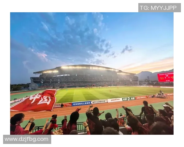 足球明星中国行盛典机场接机热潮引发粉丝狂欢与媒体关注